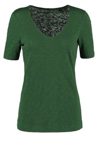 T-shirt verde a maniche corte con scollo a V. Realizzato in tessuto liscio e testurizzato, presenta un collo interno scuro con un motivo a contrasto.
