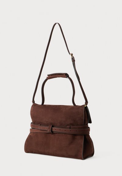 Braune Wildleder-Handtasche mit strukturiertem Design, abnehmbarem Schultergurt und einem breiten dekorativen Gürtel um den Körper.