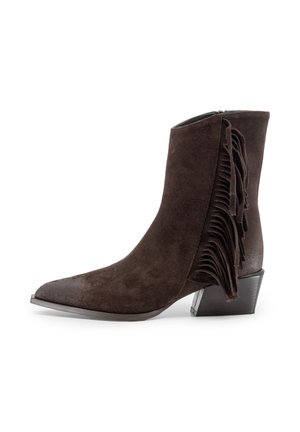 Stivaletti in camoscio marrone con frange laterali, punta affusolata e tacco basso a blocco. Presentano una texture liscia e un design semplice.