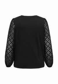 Czarny top z gładkim przodem i przezroczystymi, wzorzystymi koronkowymi bufkami z wzorem diamentów. Prosty, okrągły dekolt, miękka faktura.