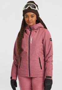 Roze geïsoleerde skijack met een capuchon, ritszakken en zwarte accenten. Het materiaal heeft een gestructureerde afwerking. Draag het in combinatie met bijpassende handschoenen.