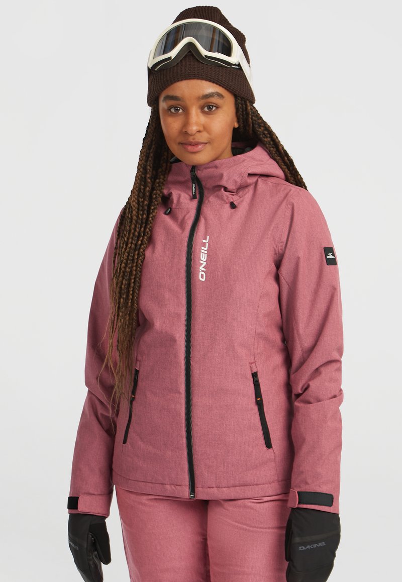 Roze geïsoleerde skijack met een capuchon, ritszakken en zwarte accenten. Het materiaal heeft een gestructureerde afwerking. Draag het in combinatie met bijpassende handschoenen.