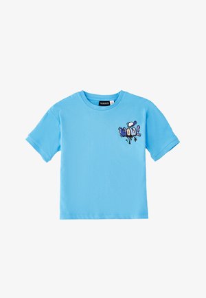 Hellblaues T-Shirt mit kurzen Ärmeln und kleinem Graffiti-ähnlichem "WOLF"-Text auf der linken Brust.