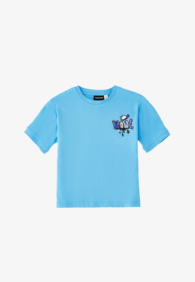 T-shirt azzurro chiaro a maniche corte con una piccola scritta "WOLF" in stile graffiti sul petto a sinistra.