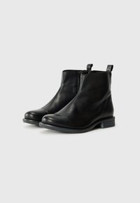 Bottines en cuir noir avec un bout arrondi, des zips latéraux et de petites languettes de tirage ; finition en cuir texturé et un petit talon empilé.