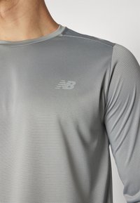 New Balance SPORT ESSENTIALS LONG SLEEVE - Top dugih rukava - slate grey