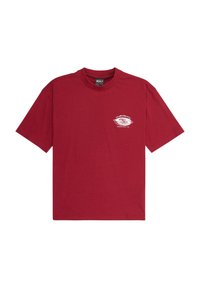 Rode T-shirt met korte mouwen en een klein wit Quiksilver-logo en tekst op de linkerborst, ronde halslijn, plat gelegd op een witte achtergrond.