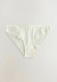 Chiloți bikini din dantelă albă cu modele florale pe laterale, material central neted și talie fără cusături, pe un fundal neutru.