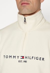 Tommy Hilfiger LOGO MOCK NECK - Mikina - calico