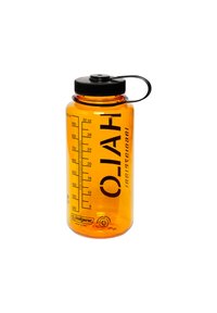 Orange plastvattenflaska med svart lock, mätmarkeringar och handtag. Har en logotyp tryckt i svart. 32 oz (1 liter) kapacitet.