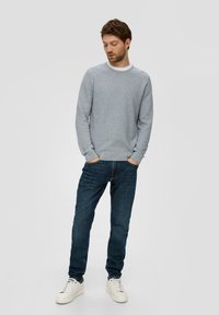 s.Oliver MIT CREW NECK - Strickpullover - schiefergrau