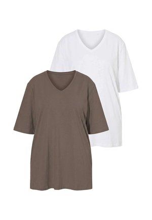 Deux t-shirts unis à manches courtes et col en V, un marron à l'avant et un blanc positionné derrière sur fond blanc.