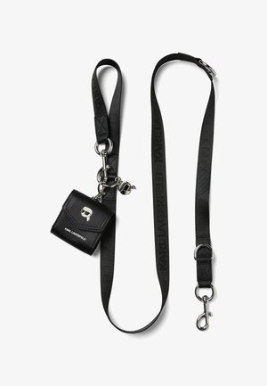 Černá kožená mini taška se stříbrným logem a detailem lebky, připevněná na černém popruhu s brandingem "KARL LAGERFELD" a kovovými akcenty.