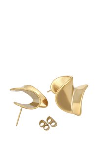 Asymmetrisk polerede guld metal stud øreringe med organiske buede former og sommerfugle bagsider på en hvid baggrund.