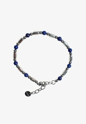 Bracciale in metallo argento con perline blu e accenti rettangolari in argento. Include una chiusura con una catena regolabile.
