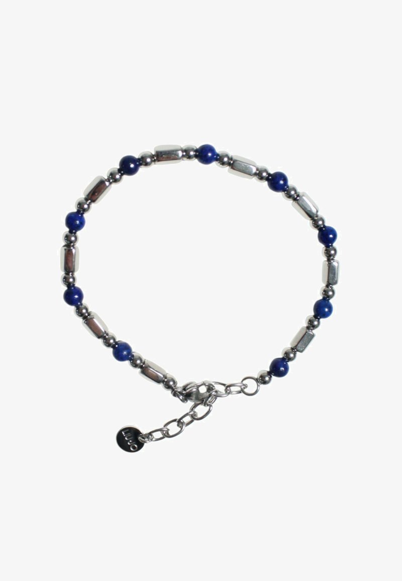 Bracciale in metallo argento con perline blu e accenti rettangolari in argento. Include una chiusura con una catena regolabile.
