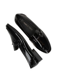 Zwarte lakleren loafers met metalen bitdetail en lage blokhakken, maat 38, merk Marco Tozzi binnenin.