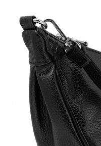 Borsa a tracolla in pelle nera con una finitura testurizzata, dotata di una chiusura in metallo argentato e un design con parte superiore arrotondata. Visibili dettagli di cucitura discreti.