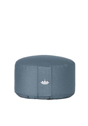 Rundes blaues Meditationskissen mit weißem Lotusblumen-Emblem auf einem vorderen Stoffstreifen, gestaltet zur Unterstützung beim Sitzen auf dem Boden.