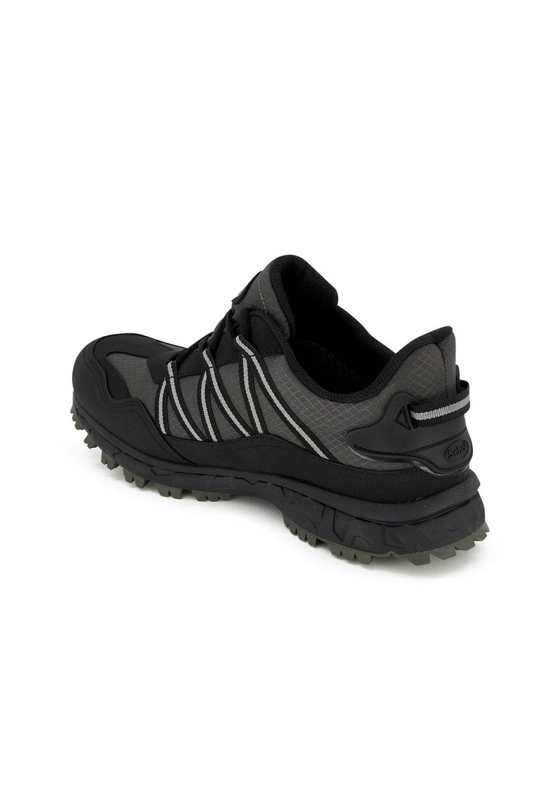 Scarpa sportiva nera con accenti grigi, materiale superiore testurizzato e suola in gomma robusta con tasselli di trazione pronunciati.