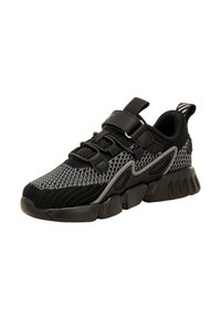 Scarpa sportiva nera con tomaia in maglia testurizzata, fissata da due cinturini in velcro, e una suola in gomma robusta con scanalature di trazione prominenti.