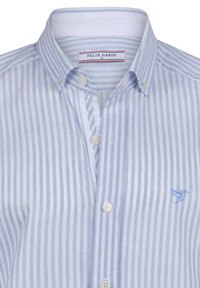 Camisa de botones azul claro con rayas blancas, con cuello, pequeño logo de pájaro y cierres de botones blancos en el frente.