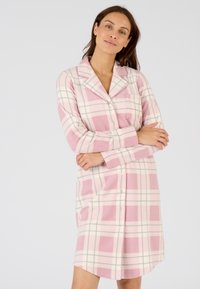 Nightgown a quadri rosa in flanella, con maniche lunghe, colletto, chiusura frontale con bottoni e taschino sul petto con linee bianche e grigio chiaro.