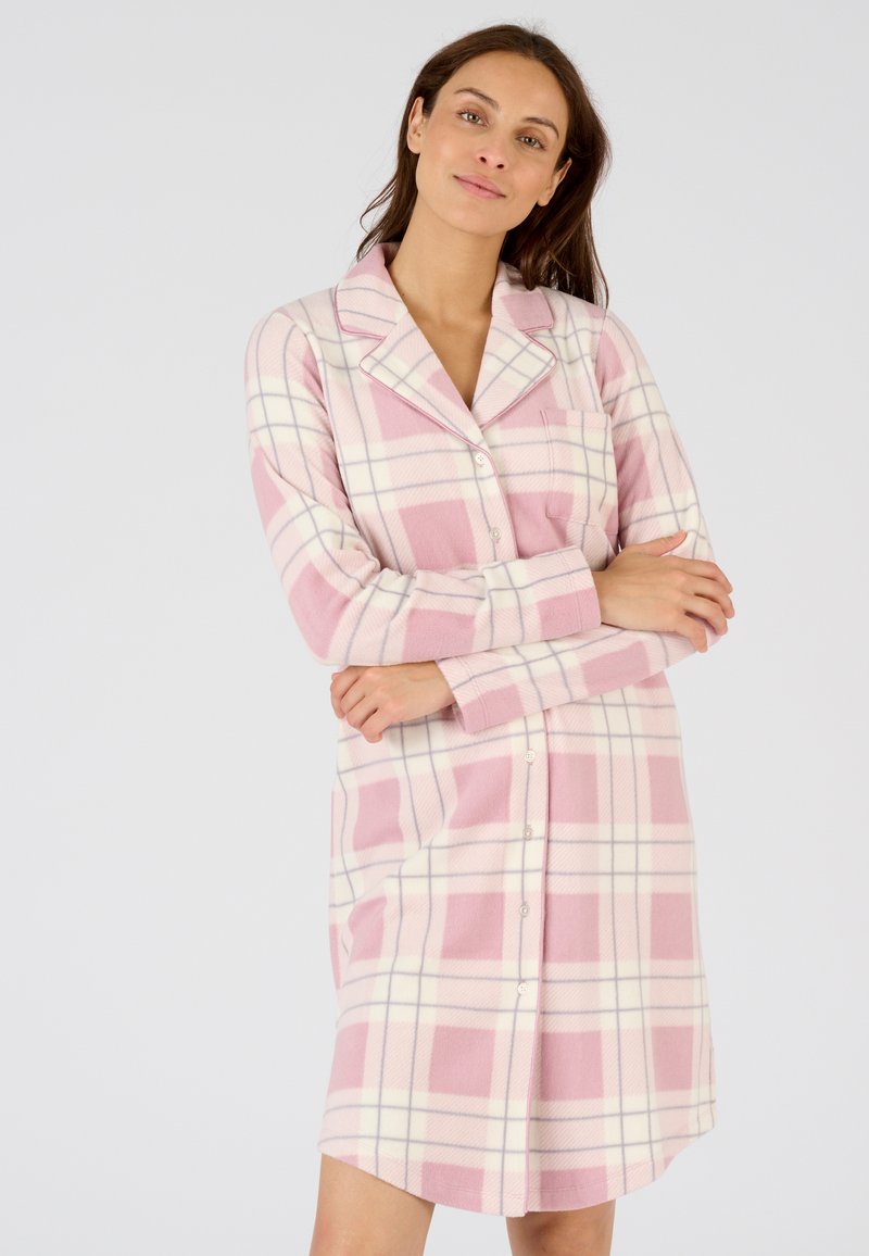 Nightgown a quadri rosa in flanella, con maniche lunghe, colletto, chiusura frontale con bottoni e taschino sul petto con linee bianche e grigio chiaro.
