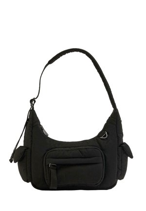 Čierna polstrovaná ramenná taška s predným vreckom na zips, dvoma bočnými vreckami s klapkami a nastaviteľným remienkom.