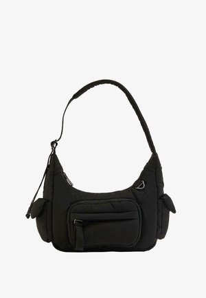 Schwarze, gepolsterte Schultertasche mit vorderer Reißverschlusstasche, zwei Seitentaschen mit Klappen und verstellbarem Riemen.