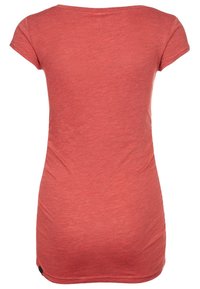 Rød kortærmet t-shirt med rund halsudskæring, lavet af et let, tekstureret stof. Har en buet kant og et lille logotag på siden.