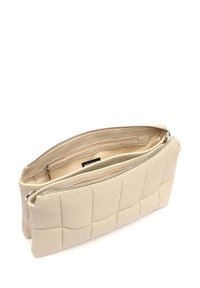 Beige leren pouch tas met een gewatteerd ontwerp, voorzien van een bovenste ritssluiting en twee binnenvakken voor organisatie.