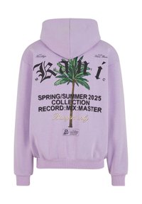 Ljubičasti oversized dukserica s grafikom palme, crnim tekstom i zlatnim akcentima. Ima rebraste manžete i donji rub, te kapuljaču s vezicom.