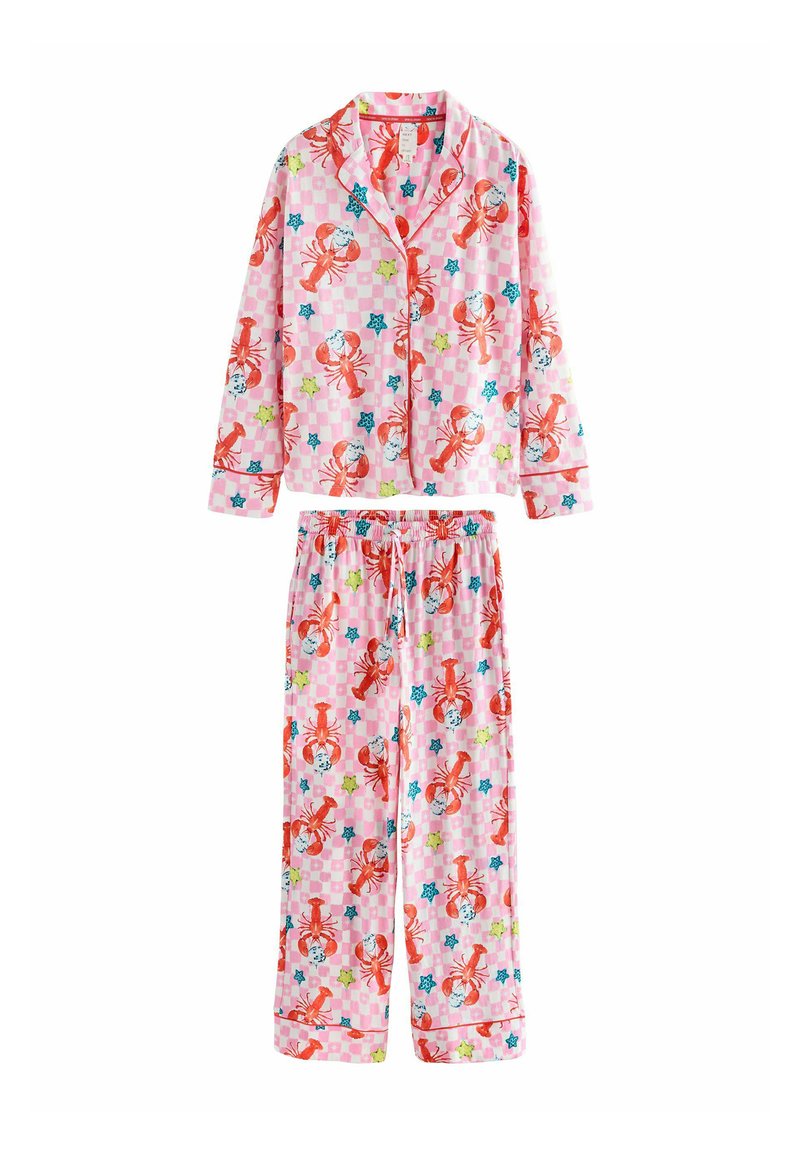 Rosa Schlafanzugset mit einem karierten Muster, das rote Krebse und blaue Sterne zeigt. Das Oberteil hat lange Ärmel und einen Knopfverschluss; die Hose hat einen elastischen Bund.