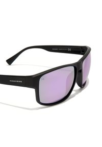 Mustrad sunglassid, millel on matt viimistlus, ristkülikuline disain, lillakat tooni läätsed ja logo küljel. Kergest plastraamist.