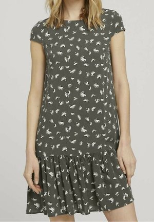 Robe gris à manches courtes avec un ourlet volanté et des motifs de feuilles blanches ; fabriquée en tissu léger avec une coupe décontractée.