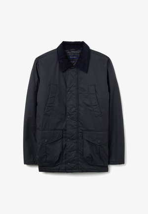 Donkerblauwe doorgestikte jas met een corduroy kraag, twee klepzakken aan de voorkant en drukknopen. Soepele textuur met een klassiek ontwerp.