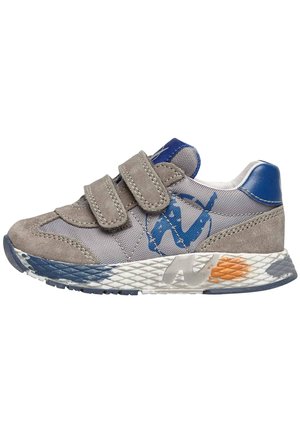 Sneaker grigie con tomaia in suede e mesh, dettagli blu, doppie cinghie in Velcro e suola in gomma testurizzata con dettagli multicolore.