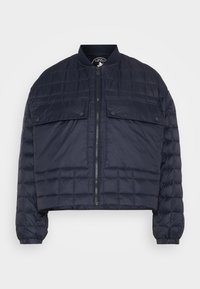 Mørkeblå pufferjakke med cropped design, med horisontale quiltede paneler, ribbestrikket krage, glidelås og to frontlommer med klaff.