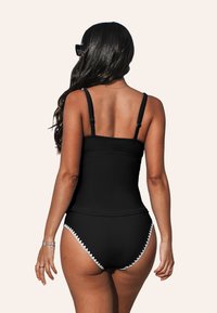 Cupshe SET CHIC MONOCHROME TANKINI WITH GEOMETRIC TRIM - Bikini - black