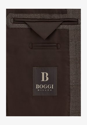 Brauner Stoff mit einem gemusterten Textur; verfügt über ein graues Etikett mit einem Logo und dem Text "BOGGI MILANO"; beinhaltet eine Tasche und Verzierungen.