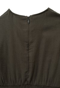 Olijfgroene jurk met een gladde textuur, featuring een hoge halslijn, gestructureerde ritssluiting aan de achterkant en een Gathered taille detail.