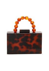 Een handtas van acrylaat met schildpaddentextuur, voorzien van een amberkleurige kralenhengsel en een klipsluiting. Het ontwerp heeft strakke, geometrische lijnen.