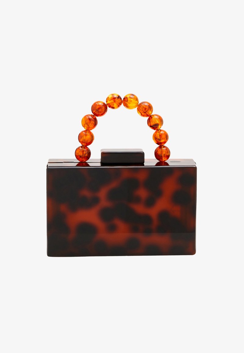Een handtas van acrylaat met schildpaddentextuur, voorzien van een amberkleurige kralenhengsel en een klipsluiting. Het ontwerp heeft strakke, geometrische lijnen.