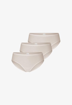 Tre beige dame bomuldstrusser med elastiske linninger og små midter-etiketter, vist mod en hvid baggrund.