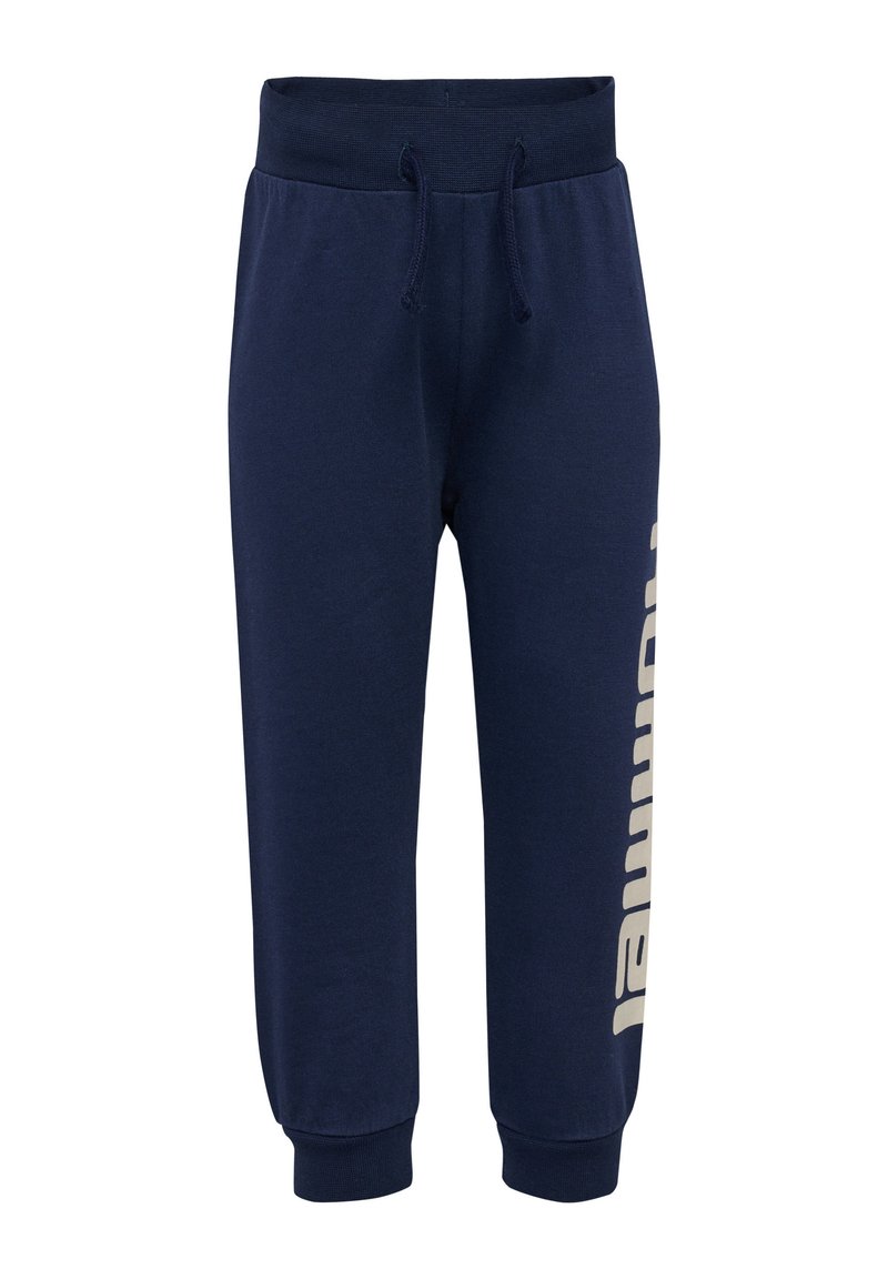 Marineblauwe sweatpants van een katoenmix, met een tailleband met trekkoord en een groot beige logo dat langs het linkerbeen is bedrukt.