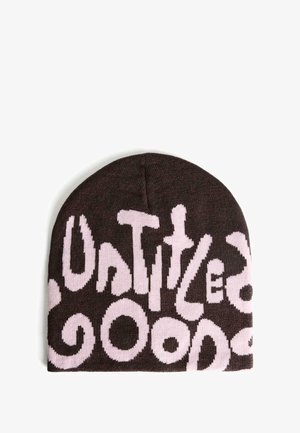 Hnedý pletený čiapka s veľkým, hrubým ružovým textom v rôznych písmach, ktorý hlási "Untitled Goods." Mäkká textúra s priliehavým strihom.