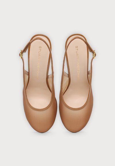 Paire de chaussures slingback marron clair avec bouts arrondis et brides à boucle dorée, vues de dessus sur un fond clair.