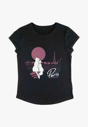 Zwarte t-shirt met een grafisch ontwerp van twee gestileerde katten die op daken zitten, een grote roze maan en de Eiffeltoren, met "Parijs" in witte cursiefschrift.