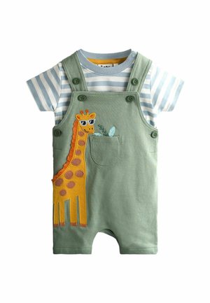 Salopetă verde cu cămașă cu dungi dedesubt, având brodată pe față o girafă cu ochelari de soare și un buzunar mic pe piept.